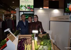Pang, Alexa y Sandra, en el stand de Alta Native, empresa valenciana productora y comercializadora de hortalizas asiáticas.